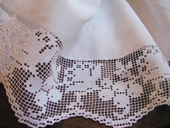 Such a romantic linen sheet with hand-embroidered monogram AM and fillet lace