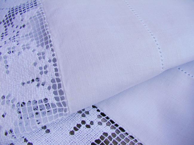Such a romantic linen sheet with hand-embroidered monogram AM and fillet lace