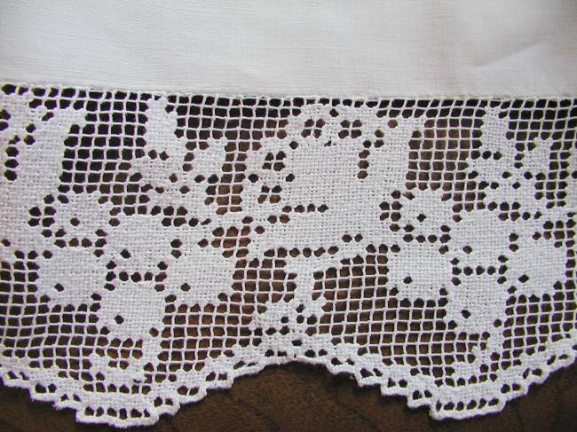 Such a romantic linen sheet with hand-embroidered monogram AM and fillet lace