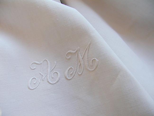 Such a romantic linen sheet with hand-embroidered monogram AM and fillet lace
