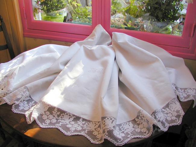 Such a romantic linen sheet with hand-embroidered monogram AM and fillet lace