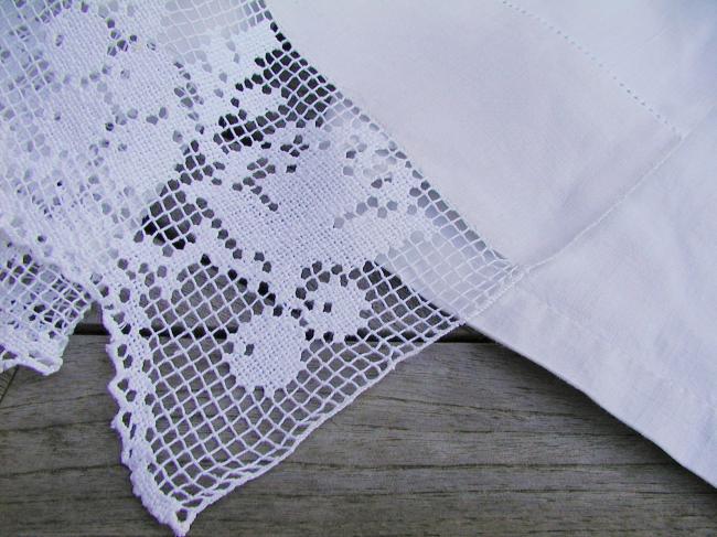 Such a romantic linen sheet with hand-embroidered monogram AM and fillet lace