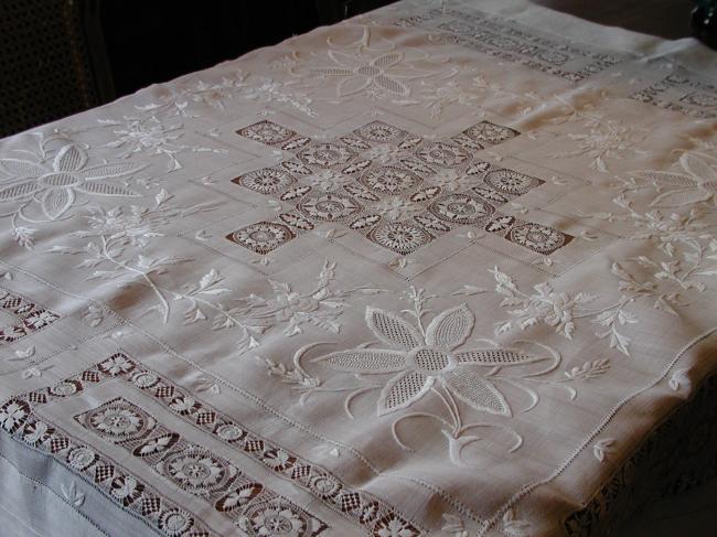 Nappe exceptionnelle en fibre d'ananas dotée d' une somptueuse broderie blanche