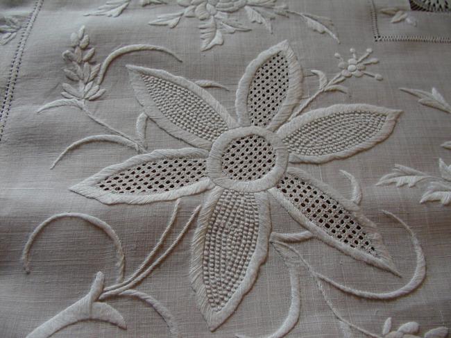 Nappe exceptionnelle en fibre d'ananas dotée d' une somptueuse broderie blanche