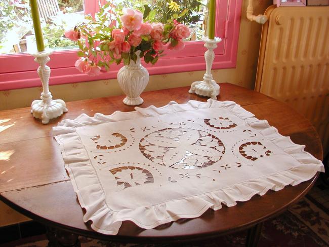 Marvellous table centre with Richelieu openwork of with flowers 1900