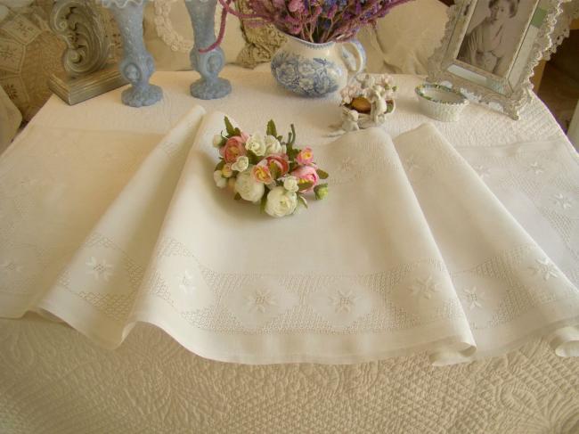 Exceptionnel chemin de table en pur fil de lin, riche broderie blanche Hardanger