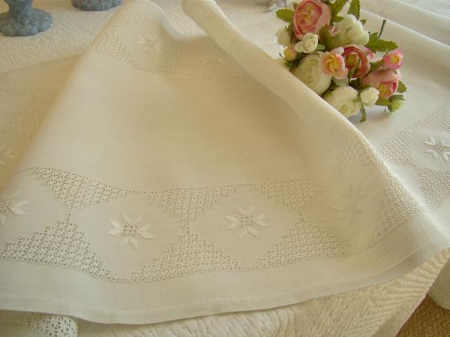 Exceptionnel chemin de table en pur fil de lin, riche broderie blanche Hardanger