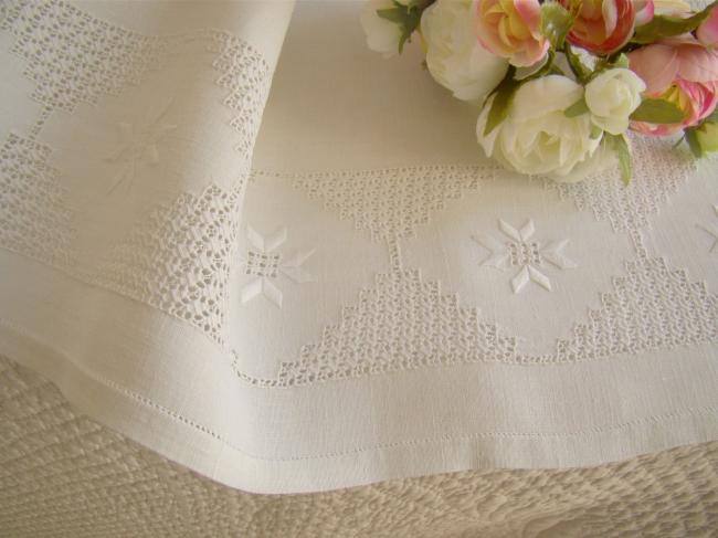 Exceptionnel chemin de table en pur fil de lin, riche broderie blanche Hardanger