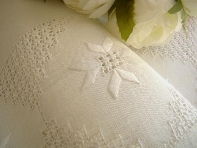 Exceptionnel chemin de table en pur fil de lin, riche broderie blanche Hardanger