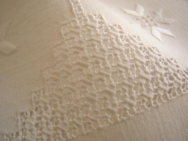 Exceptionnel chemin de table en pur fil de lin, riche broderie blanche Hardanger