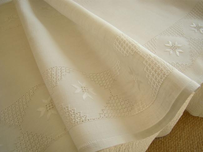 Exceptionnel chemin de table en pur fil de lin, riche broderie blanche Hardanger