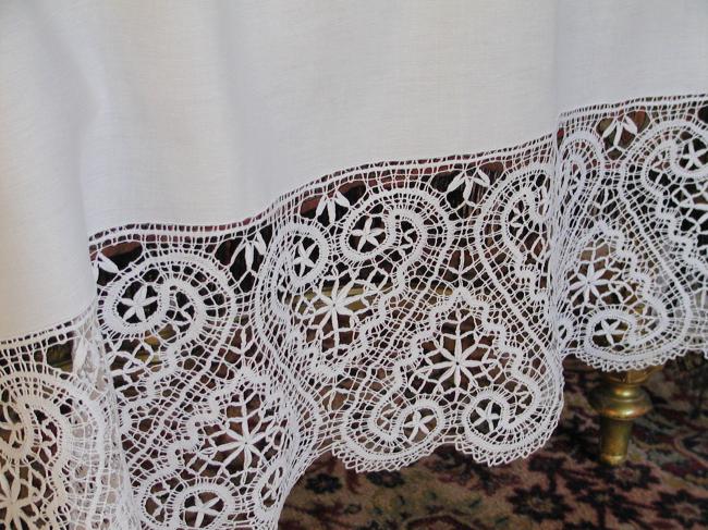 Exceptional  large tablecloth with somptuous large Cluny bobbin lace