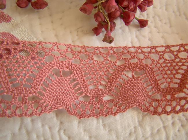 Très belle dentelle en coton de couleur rose Sorbet du Puy en Velay (35mm)