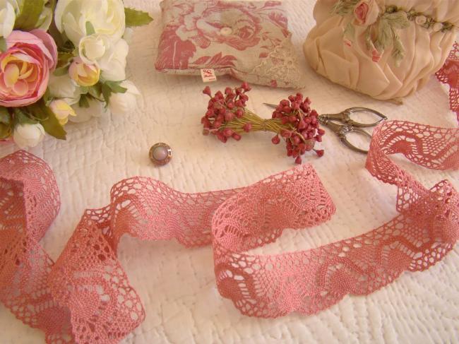 Très belle dentelle en coton de couleur rose Sorbet du Puy en Velay (35mm)