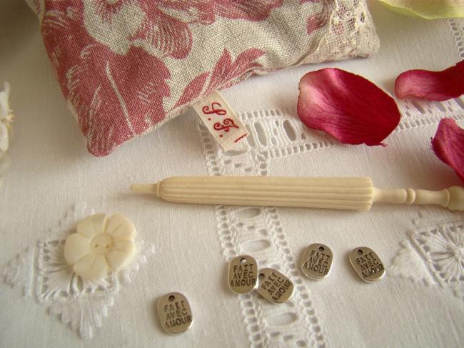 Médaillon  breloque 'Fait avec amour' couleur argent pour décorer vos créations