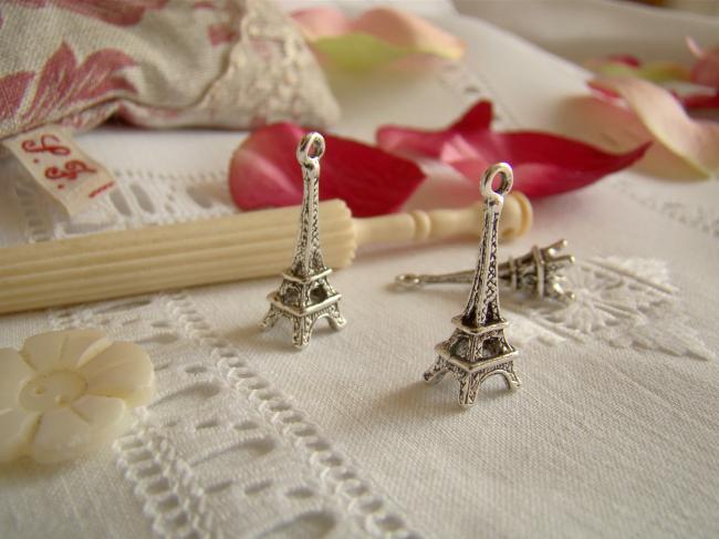 Petite tour Eiffel en breloque couleur argent veilli pour décorer vos créations