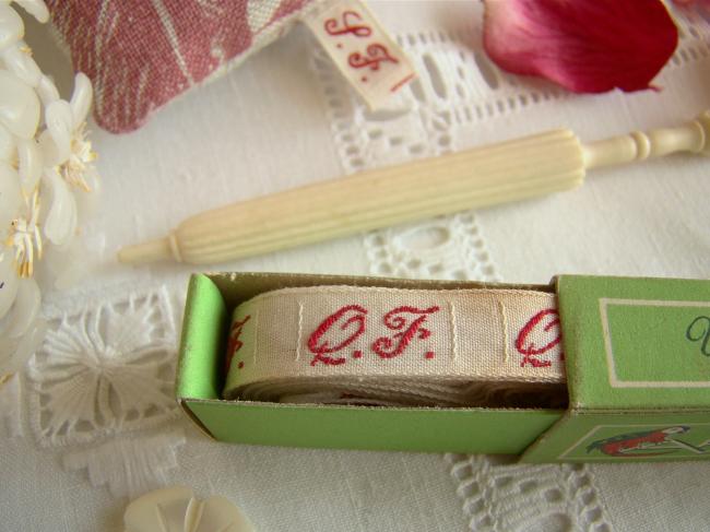 Boite de ruban blanc avec initiales 'QF' tissées en rouge 1920, Marque Ary