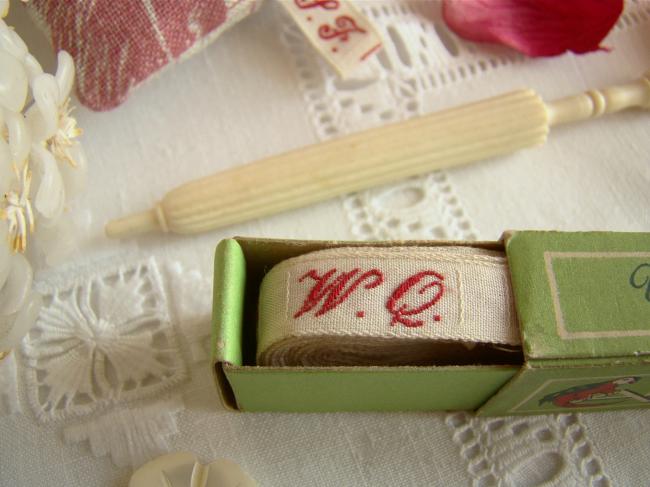 Boite de ruban blanc avec initiales 'WQ' tissées en rouge 1920,  Marque Ary