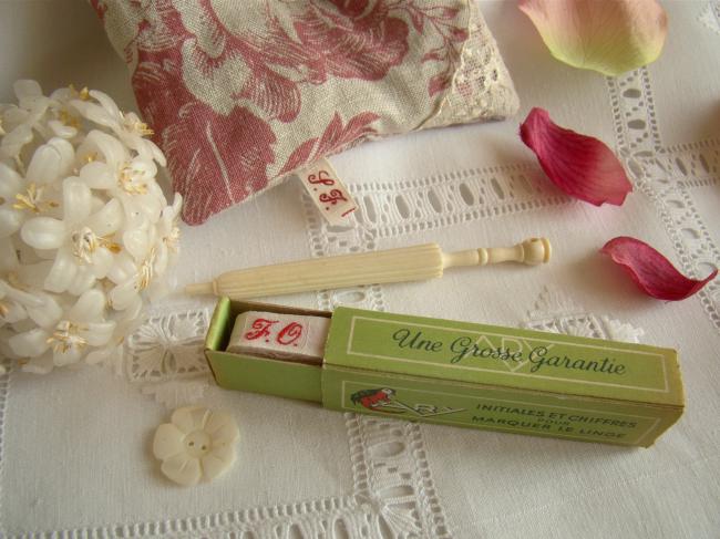 Boite de ruban blanc avec initiales 'FO' tissées en rouge 1920, Marque Ary