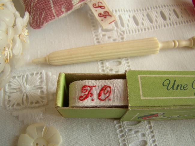 Boite de ruban blanc avec initiales 'FO' tissées en rouge 1920, Marque Ary