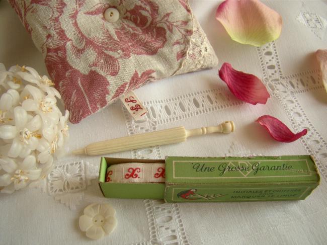 Boite de ruban blanc avec initiale 'X' tissées en rouge 1920, Marque Ary