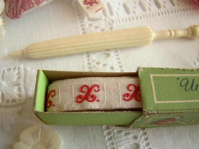 Boite de ruban blanc avec initiale 'X' tissées en rouge 1920, Marque Ary
