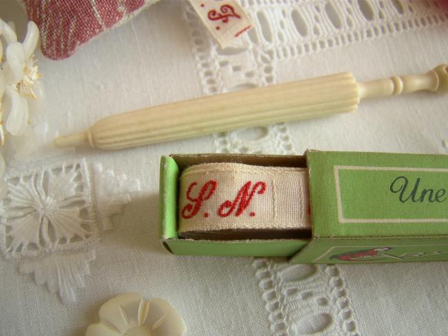 Boite de ruban blanc avec initiales 'SN' tissées en rouge 1920, Marque Ary