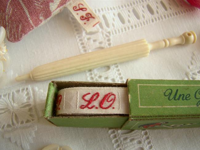 Boite de ruban blanc avec initiales 'LO' tissées en rouge 1920,  Marque Ary