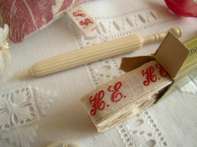 Boite de ruban blanc avec initiales 'HE' tissées en rouge 1950,  Marque Ary