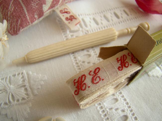 Boite de ruban blanc avec initiales 'HE' tissées en rouge 1950, Marque Ary