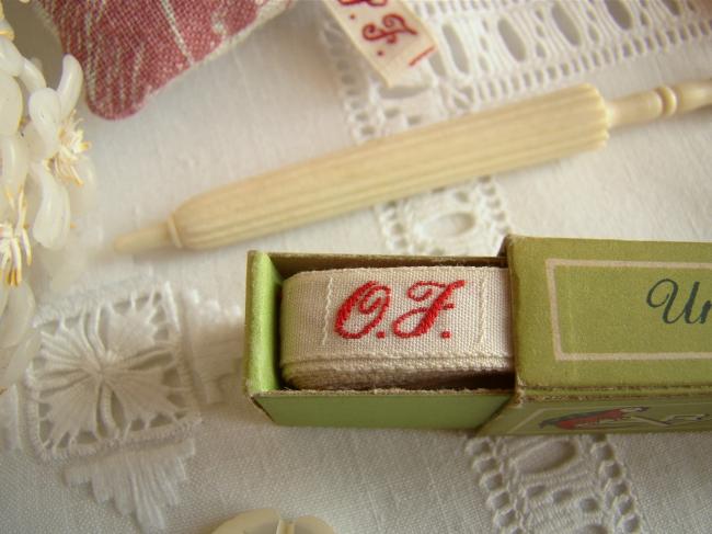 Boite de ruban blanc avec initiales 'OJ' tissées en rouge 1920, Marque Ary