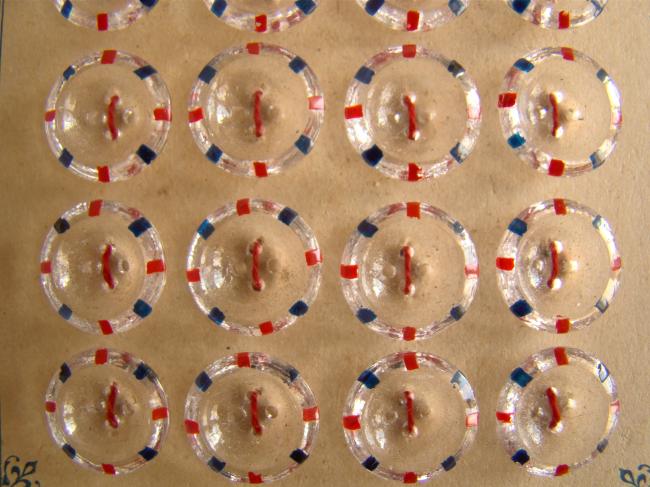 Adorable carte de 24 petits boutons cuvette en verre peint en rouge et bleu 1920