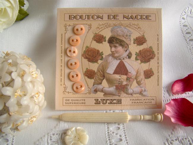 Jolie carte de 6 boutons anciens de nacre de couleur rose saumoné 10mm