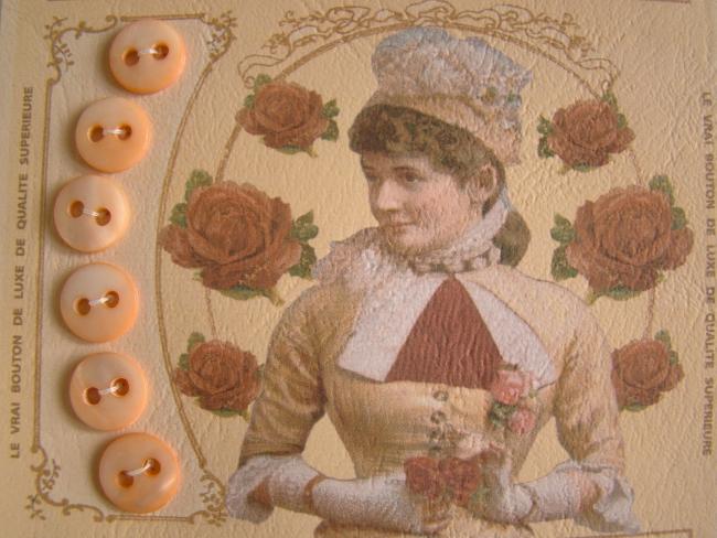 Jolie carte de 6 boutons anciens de nacre de couleur rose saumoné 10mm