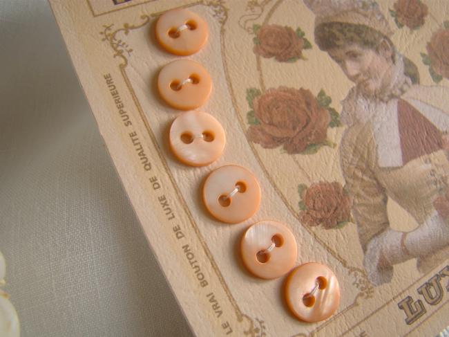 Jolie carte de 6 boutons anciens de nacre de couleur rose saumoné 10mm