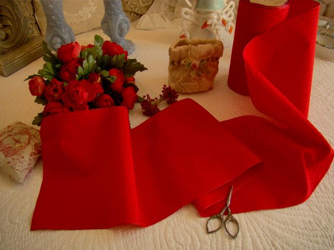 Très large ruban ancien satiné en rayonne de couleur rouge coquelicot 19,5cm