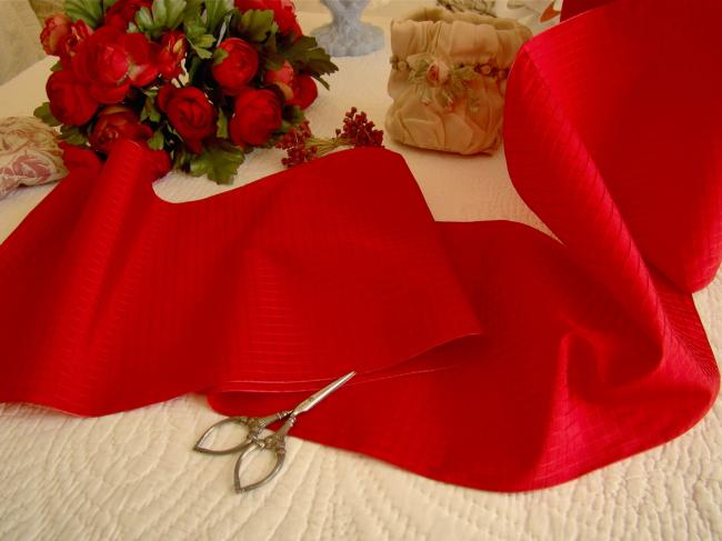Très large ruban ancien satiné en rayonne de couleur rouge coquelicot 19,5cm