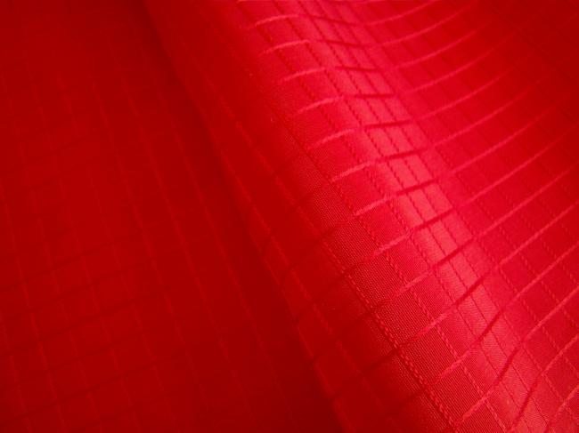 Très large ruban ancien satiné en rayonne de couleur rouge coquelicot 19,5cm