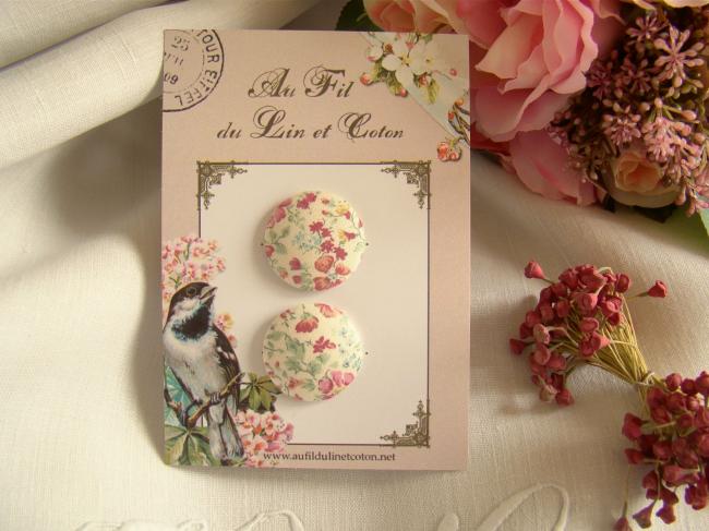 Jolie carte de 2 boutons recouverts de tissu Liberty de petites fleurs roses