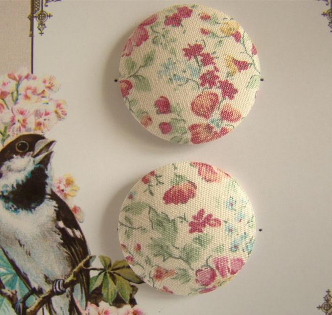 Jolie carte de 2 boutons recouverts de tissu Liberty de petites fleurs roses