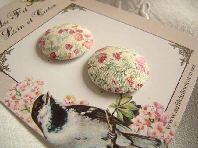 Jolie carte de 2 boutons recouverts de tissu Liberty de petites fleurs roses