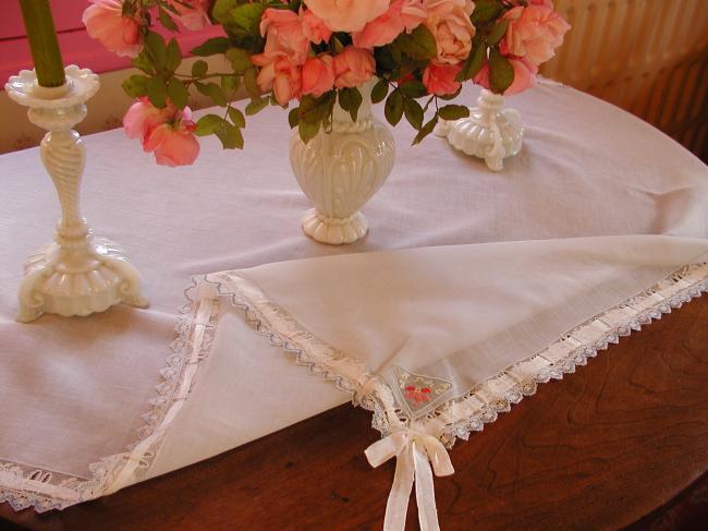 Romantic eiderdown sham in muslin with knots and Valenciennes lace edging