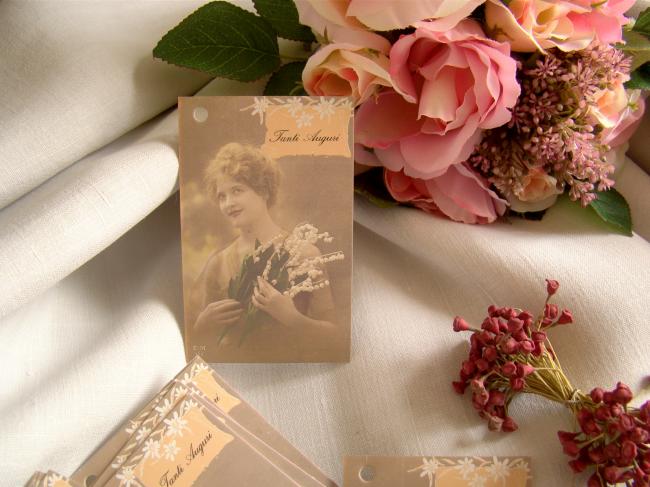 Amusante carte-lettre 'Tanti Auguri' Jeune femme et son bouquet de muguet