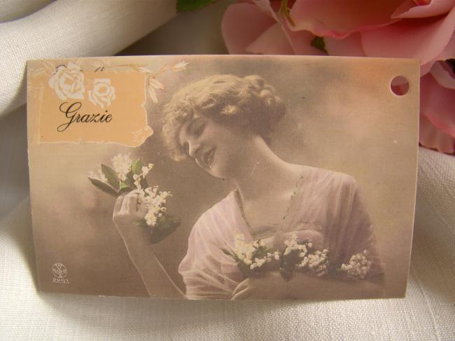 Amusante carte-lettre 'Grazie' Jeune femme et son bouquet de muguet