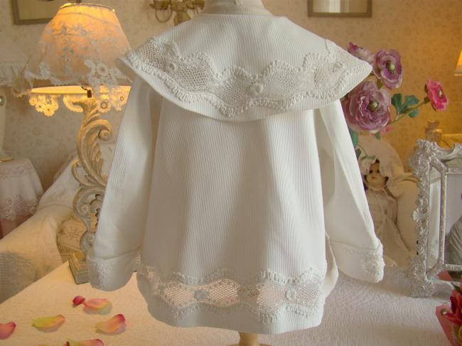 Merveilleux manteau de bébé en piqué de coton et dentelle faite main 1900