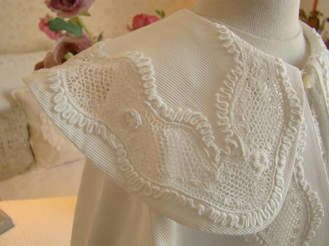 Merveilleux manteau de bébé en piqué de coton et dentelle faite main 1900