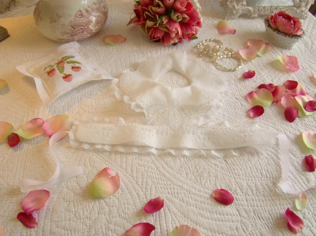 Merveilleux bavoir de bébé brodé de fleurs & dentelle Valenciennes