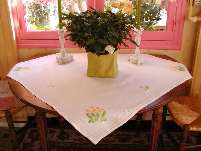 Charmante nappe brodée de primevères sauvages du Printemps