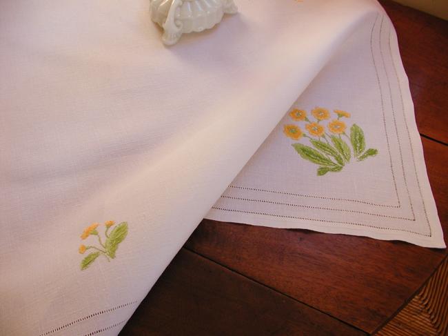 Charmante nappe brodée de primevères sauvages du Printemps