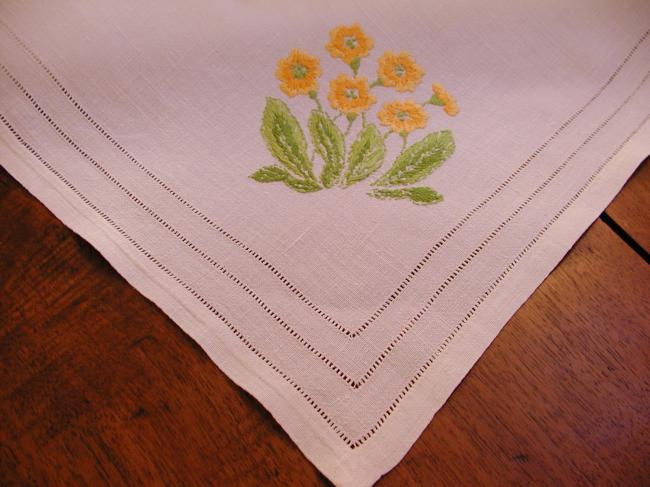 Charmante nappe brodée de primevères sauvages du Printemps